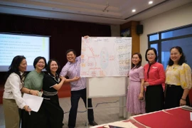 Giáo viên tập huấn về dạy học thông qua chơi. (Ảnh: PV/Vietnam+)