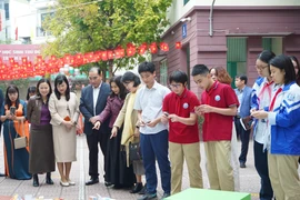 Các học sinh trình diễn mô hình STEM tại sự kiện. (Ảnh: PV/Vietnam+)