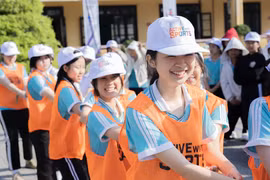 Học sinh nữ hào hứng tham gia ngày hội "Nữ sinh năng động". (Ảnh: Vietnam+)