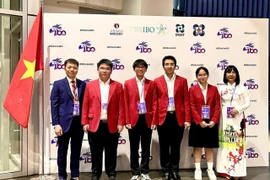 Đoàn Việt Nam tại tại Olympic Sinh học Quốc tế năm 2025 (từ trái sang phải): Phó Giáo sư, Tiến sỹ Đinh Đoàn Long, Trưởng đoàn; các học sinh Nguyễn Lương Thái Duy, Nguyễn Hữu Thành, Bùi Hoàng Đại Dương, Lê Hoàng Kiều Anh; Phó Giáo sư, Tiến sỹ Lê Thị Phương Hoa, Phó Trưởng đoàn. (Ảnh: Bộ GD-ĐT)