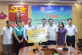 Ông Ngô Văn Hoan – Phó Tổng Giám đốc Nhà xuất bản Giáo dục Việt Nam trao biển tặng sách cho lãnh đạo Sở Giáo dục và Đào tạo tỉnh Nghệ An. (Ảnh: PV/Vietnam+)