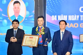 Ủy viên Bộ Chính trị, Bí thư Trung ương Đảng, Trưởng Ban Tuyên giáo và Dân vận Trung ương Nguyễn Trọng Nghĩa và Chủ nhiệm Uỷ ban Văn hoá-Giáo dục của Quốc hội Nguyễn Đắc Vinh trao Giải thưởng Lý Tự Trọng. (Ảnh: Trung ương Đoàn).