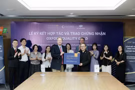 Đại diện Nhà xuất bản Đại học Oxford trao bảng chứng nhận Oxford Quality Gold cho đại diện Hệ thống phổ thông FPT. (Ảnh: FPT)