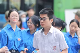 Thí sinh Hà Nội hồi hộp dự thi môn đầu tiên, môn Ngữ văn. (Ảnh: Hoài Nam/Vietnam+)