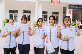 Thí sinh Hà Nội dự thi lớp 10 môn Ngữ văn tại điểm thi Trường Trung học phổ thông Đoàn Kết - Hai Bà Trưng. (Ảnh: Khánh Hòa/TTXVN)