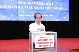 Bộ trưởng Bộ Giáo dục và Đào tạo Nguyễn Kim Sơn ủng hộ đồng bào bị ảnh hưởng bởi bão số 10. (Ảnh: PV/Vietnam+)