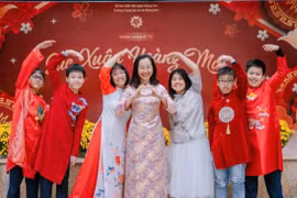 Cô Ngô Thu Mỹ và các học trò. (Ảnh: NVCC/Vietnam+)
