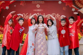 Cô Ngô Thu Mỹ và các học trò. (Ảnh: NVCC/Vietnam+)