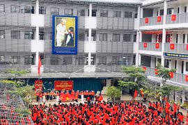 Trường học nhuộm sắc đỏ, hướng về ngày hội thống nhất non sông 