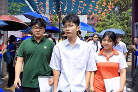 Thí sinh rời trường thi sau buổi thi môn Toán. (Ảnh: Hoài Nam/Vietnam+)