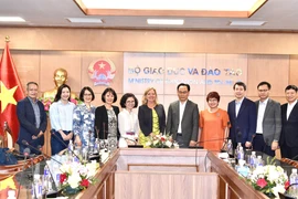 Hai bên chụp ảnh tại sự kiện (Ảnh: Bộ GD-ĐT)