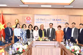 Hai bên chụp ảnh tại sự kiện (Ảnh: Bộ GD-ĐT)