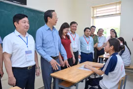 Thứ trưởng Phạm Ngọc Thưởng động viên thí sinh. (Ảnh: PV/Vietnam+)