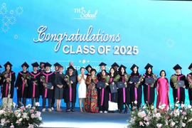 Anh hùng Lao động Thái Hương, Nhà sáng lập TH School chụp ảnh cùng các học sinh tại buổi lễ. (Ảnh: PV/Vietnam+)