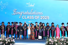 Anh hùng Lao động Thái Hương, Nhà sáng lập TH School chụp ảnh cùng các học sinh tại buổi lễ. (Ảnh: PV/Vietnam+)