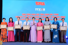 Đồng chí Vũ Việt Trang, Ủy viên Ban Thường vụ Đảng ủy các cơ quan Đảng Trung ương, Bí thư Đảng ủy, Tổng giám đốc Thông tấn xã Việt Nam, Phó trưởng ban Tuyên giáo và Dân vận Trung ương, Chủ tịch Liên chi hội Nhà báo Thông tấn xã Việt Nam tặng bằng khen cho các tập thể, cá nhân có đóng góp cho sự phát triển của Liên chi hội. (Ảnh: Hoài Nam/Vietnam+)