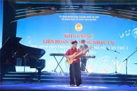 Tiết mục guitar bass của học sinh Trường Cao đẳng Nghệ thuật Hà Nội. (Ảnh: Sở GD-ĐT Hà Nội)