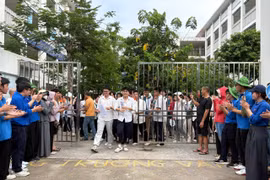 Thí sinh rời trường thi sau môn cuối cùng. (Ảnh: PV/Vietnam+)