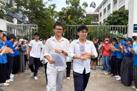 Thí sinh rời điểm thi sau môn cuối cùng. (Ảnh: Phạm Mai/Vietnam+)