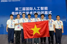 Đoàn IOAI Việt Nam 2025 từ trái sang phải: Nguyễn Khắc Trung Kiên, Hoàng Công Bảo Long, Nguyễn Nhật Minh, Nguyễn Phú Nhân, Bùi Đàm Quân, Bùi Quang Nguyên, Nguyễn viết Trung Nhân, Nguyễn Hữu Tuấn. (Ảnh: Bộ GD-ĐT)