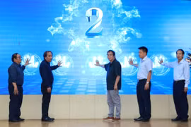Ban tổ chức thực hiện nghi thức phát động cuộc thi. (Ảnh: PV/Vietnam+)