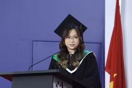 Võ Thanh Hoàng Anh phát biểu trong lễ tốt nghiệp. (Ảnh: ĐH RMIT)