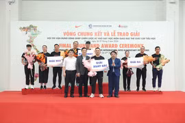 Ban tổ chức trao giải cho các giáo viên. (Ảnh: BTC)