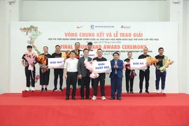 Ban tổ chức trao giải cho các giáo viên. (Ảnh: BTC)