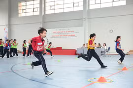 Học sinh tham gia hoạt động giáo dục thể chất. (Ảnh: Vietnam+)