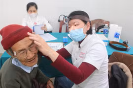 Các thầy thuốc trẻ khám bệnh cho người dân. (Ảnh: PV/Vietnam+)