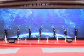 Lãnh đạo Bộ Giáo dục và Đào tạo và các đại biểu thực hiện nghi thức phát động. (Ảnh: Bộ GD-ĐT)