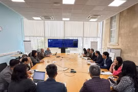 Nhà xuất bản Giáo dục Việt Nam làm việc với Nhà xuất bản Đại học Oxford. (Ảnh: Vietnam+)