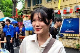 Thí sinh Nguyệt Minh vui vẻ rời trường thi vì làm bài tốt. (Ảnh: Minh Anh/Vietnam+)