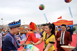 Thanh niên Việt Nam - Trung Quốc đổi quà lưu niệm là chiếc nón lá của Việt Nam và quạt của Trung Quốc. (Ảnh: TTXVN).