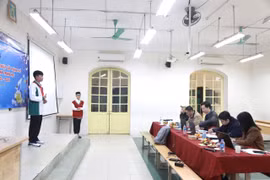 Học sinh trình bày đề tài trước ban giám khảo. (Ảnh: Nguyễn Cúc/TTXVN)