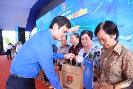 Bí thư Thứ nhất Trung ương Đoàn Bùi Quang Huy tặng quà cho người dân hoàn cảnh khó khăn, gia đình chính sách.(Ảnh: PV/Vietnam+).