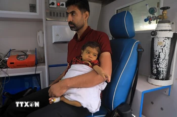 Bệnh nhi bị ung thư tại Dải Gaza chờ được sơ tán ra nước ngoài để điều trị, hồi tháng Sáu năm ngoái. (Ảnh: THX/TTXVN)