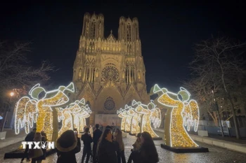 Khu vực nhà thờ lớn được thắp sáng dịp Giáng sinh và Năm mới 2025. (Ảnh: Đào Dũng/TTXVN)