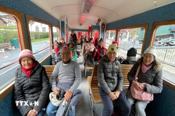Du khách trên tàu leo núi ở thị trấn Chamonix (Pháp). (Ảnh: Nguyễn Thu Hà/TTXVN)