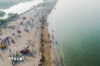 Tình nguyện viên dọn rác trên bờ biển ở Vịnh Manila (Philippines). (Ảnh minh họa: THX/TTXVN)