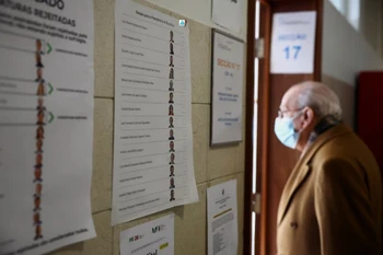 Một người dân đến bỏ phiếu trong cuộc bầu cử tổng thống tại Lisbon (Bồ Đào Nha), ngày 18/1/2026. (Nguồn: Reuters)