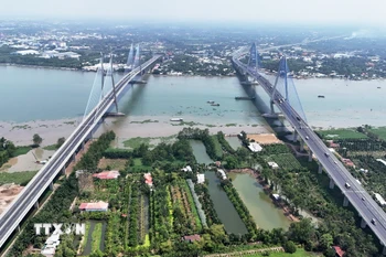 Cầu Mỹ Thuận 1 (trái) và Mỹ Thuận 2 bắc qua sông Tiền nối hai tỉnh Tiền Giang và Vĩnh Long. (Ảnh: Hồng Đạt/TTXVN)