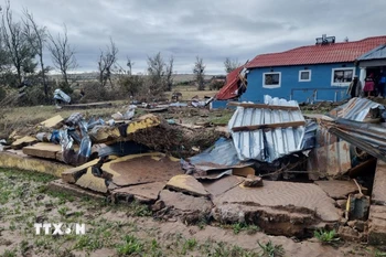 Nhà cửa bị hư hại do lũ quét tại tỉnh Đông Cape (Nam Phi) ngày 11/6/2025. (Ảnh: THX/TTXVN)