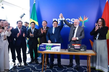 Thủ tướng Phạm Minh Chính và Tổng thống Brazil Lula da Silva tại lễ ký xuất khẩu hàng thương mại hai chiều giữa Việt Nam và Brazil. (Ảnh: Dương Giang/TTXVN)