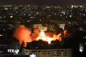 Khói lửa bốc lên sau cuộc không kích của Israel xuống ngoại ô Beirut (Liban) ngày 5/6/2025. (Ảnh: THX/TTXVN)