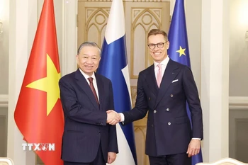 Tổng Bí thư Tô Lâm và Tổng thống Cộng hòa Phần Lan Alexander Stubb sau lễ ký kết các văn kiện hợp tác. (Ảnh: Thống Nhất/TTXVN)