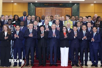 Tổng Bí thư Tô Lâm chụp ảnh chung với Trưởng đoàn các nước tham dự Lễ mở ký Công ước Hà Nội. (Ảnh: Thống Nhất/TTXVN)