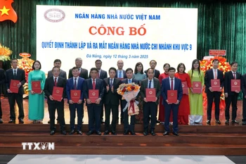 Các cán bộ, lãnh đạo Ngân hàng Nhà nước Khu vực 9 ra mắt tại hội nghị. (Ảnh: Quốc Dũng/TTXVN)