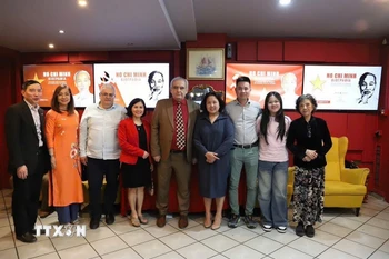 Đại sứ Phạm Thị Thu Hương và các quan khách tại buổi chiếu phim. (Ảnh: Đại sứ quán Việt Nam tại Hy Lạp/TTXVN phát)