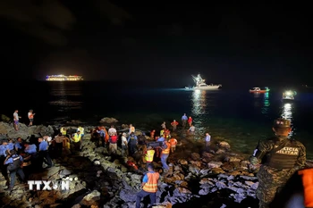 Cảnh sát và lực lượng cứu hộ tìm kiếm nạn nhân sau vụ rơi máy bay ngoài khơi đảo Roatan (Honduras) ngày 17/3/2025. (Ảnh: THX/TTXVN)